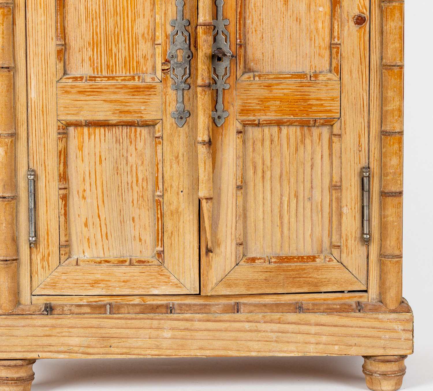 Armoire De Poupée En Bois Et Bambou – Vintage Française – Très Bon état