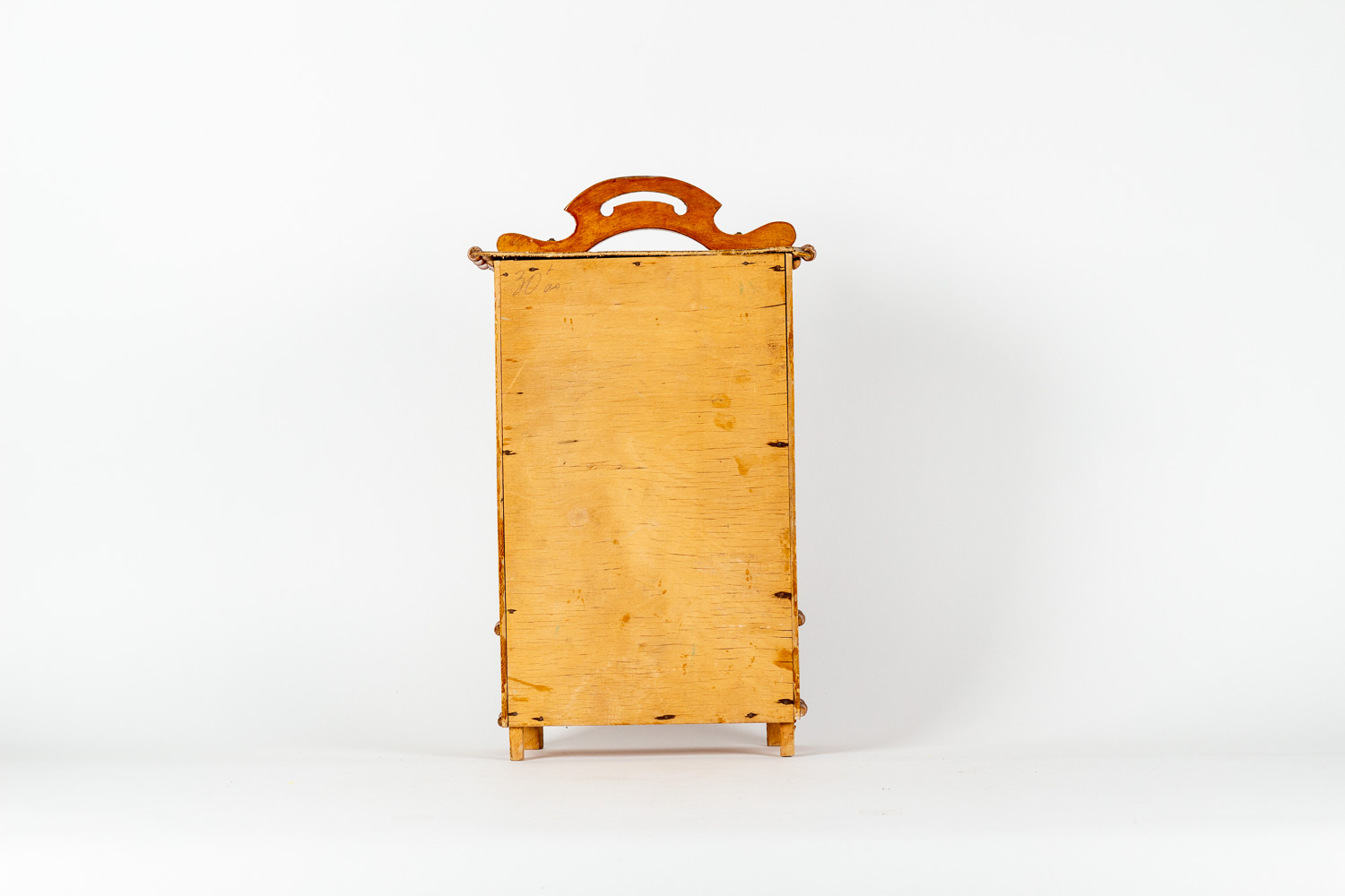 Petite armoire de poupée en bois aux moulures inspirées du
